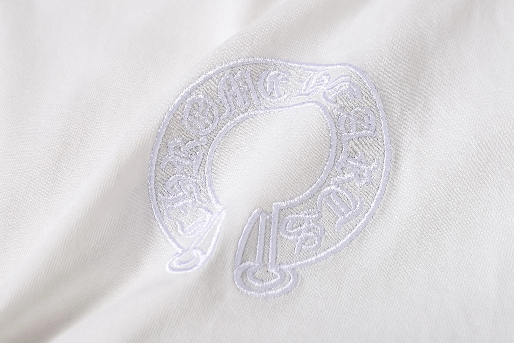 P160 Chrome Hearts CH Chrome Hearts Heavy Industry patch embroidered cross ✝️Short-sleeved T-shirt Use imported Tajima machine embroidery Correctly configured Black 2025 Chrome Hearts nylon bag authentic packaging 260 grams of custom-dyed double-yarn cotton Large version Loose and stylish Differentiated from low version slim and long version The upper body pulls the hips 100% commitment: top quality Do not make fast food The highest version on the market Top quality - different from those ordinary versions on the market If you care about quality, you should also respect the price. Absolutely 0 after-sales service and 0 return rate so far. It’s hard not to love the style - 260g custom-dyed double yarn fabric - Correct high-density main mark, washed tag, hand-sewn